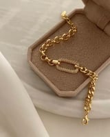 سوار جنزير مع حلية بيضوية مرصعة بالزركون مطلي ذهب...