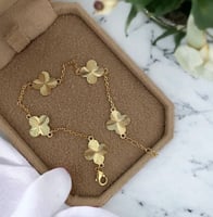 سوار سلسلة مع وردات فان كليف الذهبية مطلية ذهب. MB...