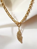 سلسال جنزير مع تعليقة بشكل جناح ملاك مطلي ذهب. MN-...