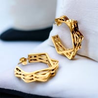 أقراط أذن بتصميم هندسي مميز لون ذهبي. ME-004