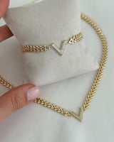 طقم مؤلف من سلسال وأسوارة موديل V مطلي ذهب – MS-01...