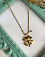 سلسلة مع وردة وحجز ازق لون ذهبي. MN-004