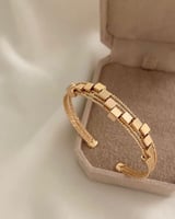 سوار مفتوح مع مكعبات لون برونز. MB-053