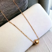 سلسلة لون ذهبي مع تعليقة شكل كرة (45cm )مطلي ذهب ع...