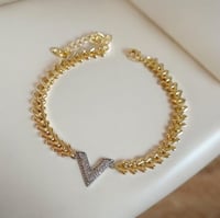 سوار جنزير مع قلادة بشكل حرف v لون فضي مطلي ذهب. M...