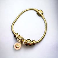 سوار باندورا لون ذهبي مع زهرة لون وردي. MB-033