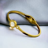 سوار تيتانيوم صلب لون ذهبي مع حجر أبيض وأرقام يونا...