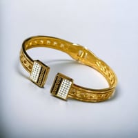 سوار بتصميم مفتوح مرصع بأحجار الكريستال على الأطرا...