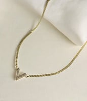 سلسال مع تعليقة بشكل حرف v مطلي ذهب. MN-072