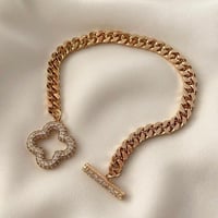 سوار جنزير مع قفل بشكل وردة مطلي ذهب. MB-093