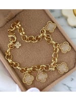 سوار مطلي ذهب مع وردات فان كليف بيضاء MB-067