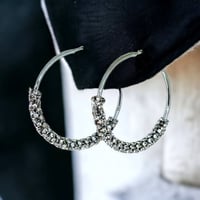 أقراط أذن دائري الشكل لون فضي مرصع بالزركون ME-002