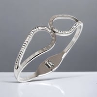 سوار بتصميم مميز مع الأرقام اليونانية لون فضي. MB-...