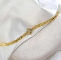 سوار مع وردة في المنتصف مطلي ذهب. MB-119