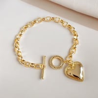 سوار جنزير مع قفل دائري وتعليقة بشكل قلب مطلي ذهب....