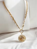 سلسال طويل مع تعليقة بشكل شمس مطلي ذهب. MN-067