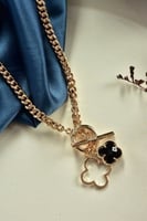 سلسال جنزير مطلي ذهب مع زهرة فان كليف لون أسود. MN...