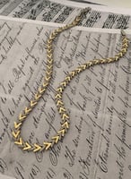 سلسال جنزير شكل حرف v لون ذهبي وفضي. MN-025