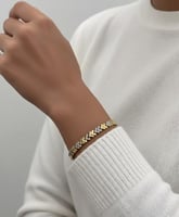 سوار مطلي ذهب بتصميم سهم مرصّع بالزركون . MB-315