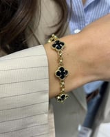 جنزير مطلي ذهب عيار ١٤ مع وردات بألوان مختلفة . MB...