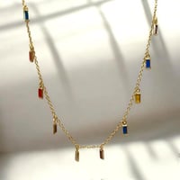 سلسال طويل مزين بكريستالات ملونة مطلي ذهب عيار ١٤...