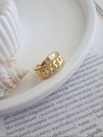 خاتم مفتوح مطلي ذهب بتصميم مميز. MR-044