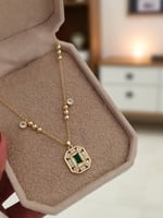 سلسال ناعم مطلي ذهب عيار ١٤ مزين بتعليقة بداخلها ح...