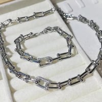 طقم قطعتين ( سلسال و أسوارة )بتصميم مستوحى من تيفا...