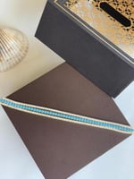 سوار مطلي ذهب عيار ١٤ فاخر. مرصع بأحجار زرقاء براق...