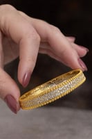 سوار أنيق مرصع بأحجار الزركون اللامعة مطلي ذهب . M...