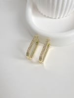 أقراط أذن مستطيلة الشكل مرصعة بالألماس مطلية ذهب....