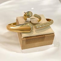 طقم أناقة فاخرة – سوار وخاتم ذهبي مرصّع بالزركون م...