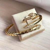 سوار مع خاتم بتصميم مستوحى من بولغاري المميز مطلي...