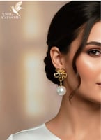 أقراط أذن على شكل وردة مع حبة لولو مطلي ذهب. ME-04...