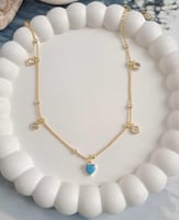 خلخال أنيق مطلي ذهب مع قلب فيروزي ودلايات لامعة. M...