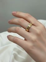 خاتم لتصميم مستوحى من كارتير مطلي ذهب . MB-095