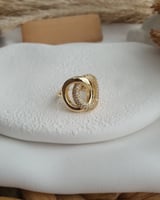 خاتم مفتوح عبارة عن دائرتين متداخلتين احداهم مرصعة...