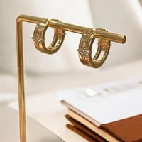 حلق مطلي بالذهب بتصميم عصري فاخر . ME-080