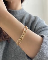 سوار عريض مطلي ذهب عيار ١٤ بتصميم كلاسيكي أنيق MB-...