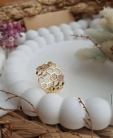 خاتم عبارة عن صفين من خلية النحل مفتوح مطلي ذهب ....