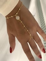 كف يد مزين بقطعة دائرية مغطاة بالزركون مطلي ذهب عي...