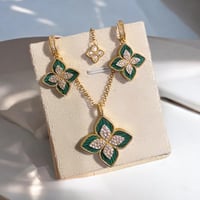 طقم سلسال مع حلق بتصميم مستوحى من روبيرتو كوين مطل...