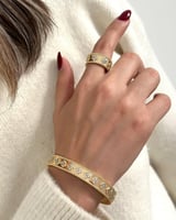 سوار مستوحى من فان كليف مع خاتم مطلي ذهب عيار 18 ....