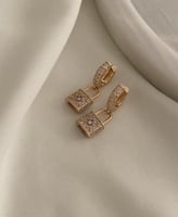 أقراط أذن مطلية ذهب بشكل قفل مرصع بالزركون. ME-34