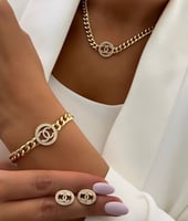 طقم مؤلف من ثلاث قطع ( سلسال، أسوارة ،حلق ) بتصميم...