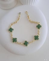 جنزير مطلي ذهب عيار ١٤ مع وردات بألوان مختلفة . MB...