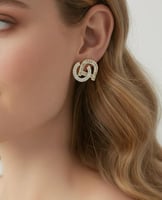 حلق بتصميم مستوحى من CD مطلي ذهب عيار ١٤ مرصع بالز...