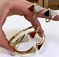 طقم أسوارة مع خاتم بتصميم مستوحى من بولغاري الملكي...