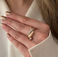 خاتم مفتوح مطلي ذهب عيار ١٤ بتصميم عصري راقي مرصع...