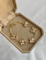 أسوارة بتصميم مستوحى من فان كليف ذهبي خمس وردات مط...